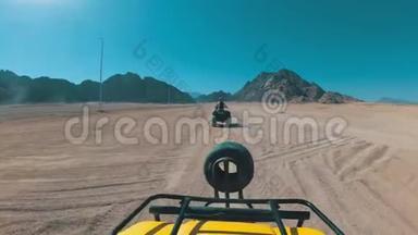 在埃及<strong>沙漠里</strong>骑着一只四边形。 第一人称观点。 骑着ATV自行车。